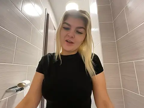 rosie-hipstergal online show from January 18, 2:43 pm