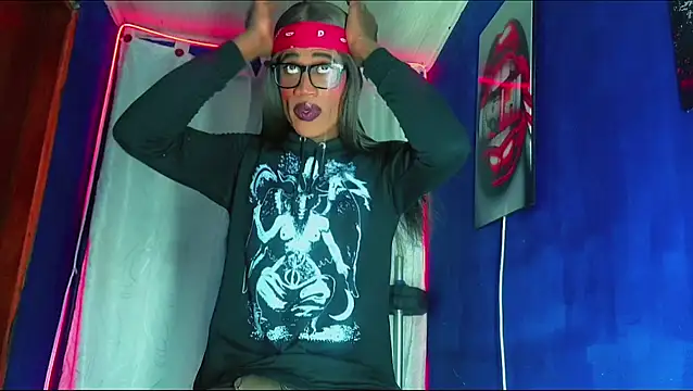 Snapshot of Kloe_cardashan chatting on December 18, 9:54 pm Kloe cardashan online show from December 18, 9:54 pm