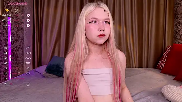 Snapshot of VivieSunn chatting on April 1, 3:20 pm VivieSunn online show from April 1, 3:20 pm