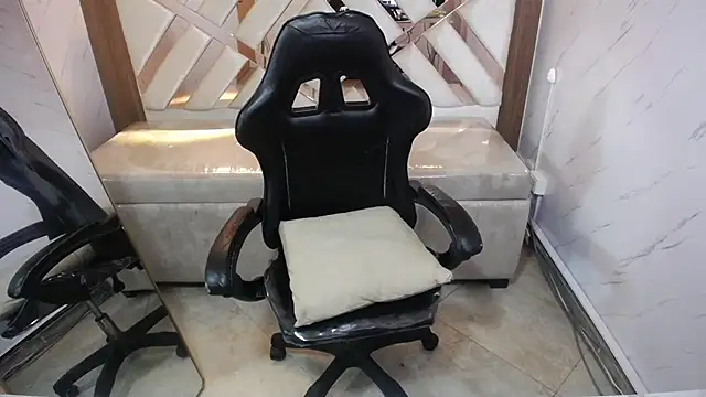 Snapshot of Little_cherry_b chatting on December 4, 8:06 pm Little cherry b online show from December 4, 8:06 pm