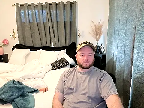 Snapshot of john_clarisa chatting on October 31, 10:44 pm john clarisa online show from October 31, 10:44 pm