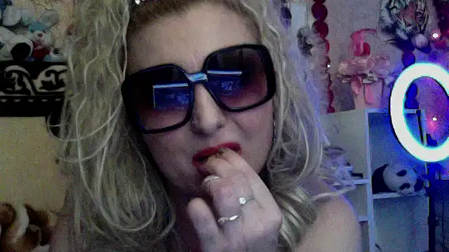 xHot Amazonq online show from January 11, 6:57 pm