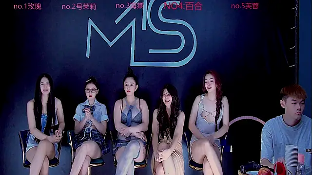 Snapshot of YN-002 chatting on October 27, 2:26 am YN-002 online show from October 27, 2:26 am