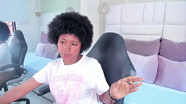 Snapshot of violeta_ruizz chatting on November 18, 5:39 pm violeta ruizz online show from November 18, 5:39 pm