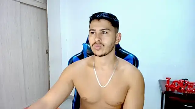 Snapshot of sophia_and_alex chatting on November 24, 3:28 am sophia and alex online show from November 24, 3:28 am