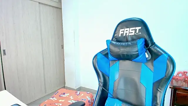 Snapshot of sophia_and_alex chatting on December 3, 11:47 pm sophia and alex online show from December 3, 11:47 pm