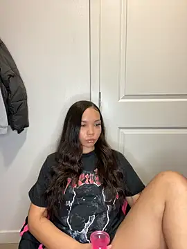 Snapshot of nikkiloveee chatting on November 26, 6:14 am nikkiloveee online show from November 26, 6:14 am