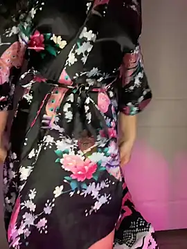 nikkiloveee online show from December 17, 7:14 am