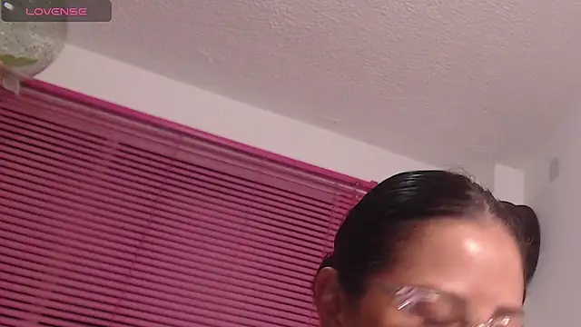 Snapshot of Emma_Hotkiss chatting on April 11, 2:16 am Emma Hotkiss online show from April 11, 2:16 am