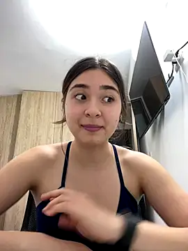 Snapshot of Valentina_ro chatting on December 16, 2:38 am Valentina ro online show from December 16, 2:38 am