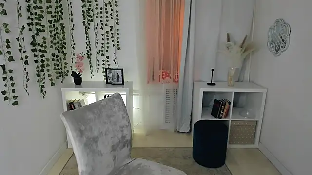 Snapshot of Evanessa_Johns chatting on December 3, 10:35 am Evanessa Johns online show from December 3, 10:35 am