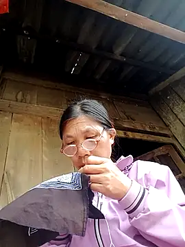 Snapshot of bella-la chatting on October 29, 5:42 am bella-la online show from October 29, 5:42 am