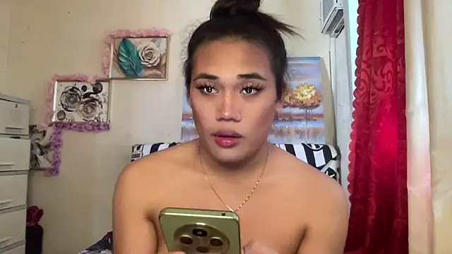 Snapshot of untouchable_mia chatting on December 5, 1:14 am untouchable mia online show from December 5, 1:14 am