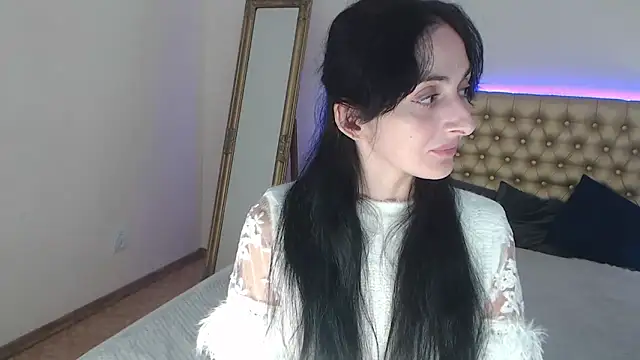 Snapshot of HayleyMills chatting on October 28, 11:25 am HayleyMills online show from October 28, 11:25 am