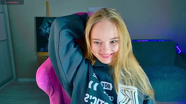 Shawty Mia online show from December 5, 2:14 pm