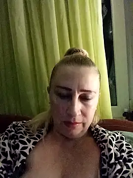 Snapshot of Esenia505 chatting on November 15, 1:40 pm Esenia505 online show from November 15, 1:40 pm