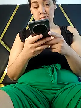 Snapshot of MadiisonGrey_ chatting on November 29, 4:04 am MadiisonGrey online show from November 29, 4:04 am