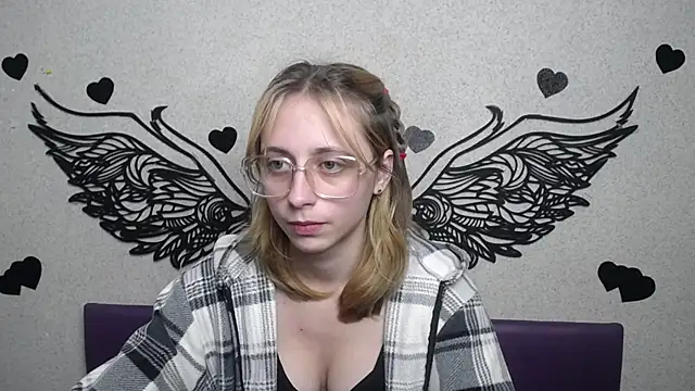 Snapshot of TracyLll chatting on November 18, 2:43 pm TracyLll online show from November 18, 2:43 pm