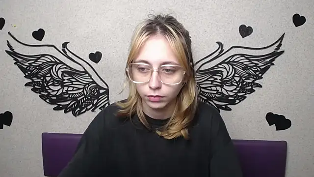 Snapshot of TracyLll chatting on November 21, 12:15 pm TracyLll online show from November 21, 12:15 pm