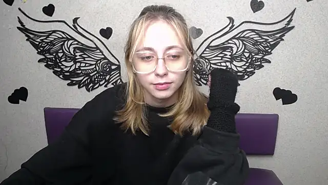 Snapshot of TracyLll chatting on December 1, 11:48 am TracyLll online show from December 1, 11:48 am