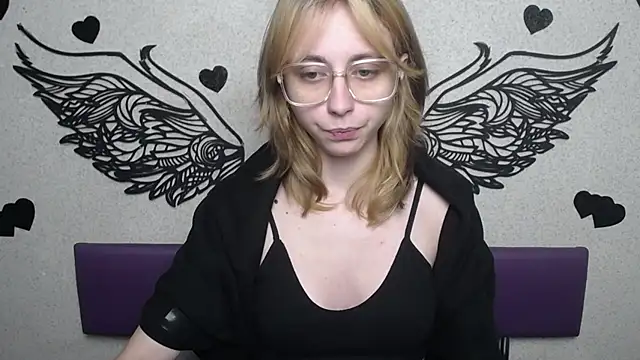 Snapshot of TracyLll chatting on December 2, 12:10 pm TracyLll online show from December 2, 12:10 pm