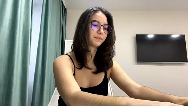 Snapshot of Allisgree chatting on December 14, 7:58 am Allisgree online show from December 14, 7:58 am