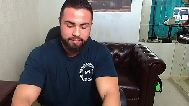 Snapshot of HayesWood chatting on December 14, 5:57 am HayesWood online show from December 14, 5:57 am