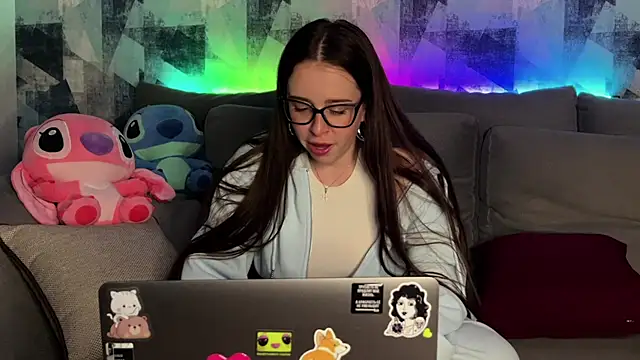 OhNicolle online show from November 8, 9:35 pm