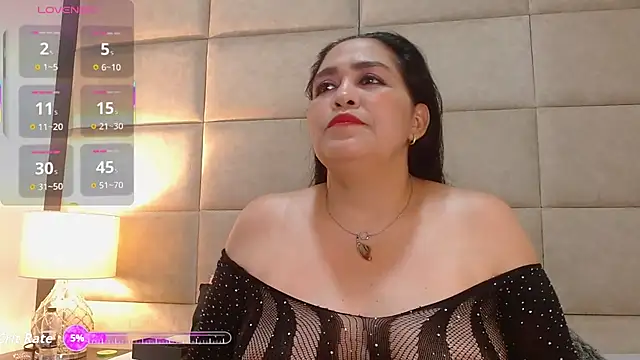 Snapshot of NoaMilf_ chatting on December 5, 8:27 pm NoaMilf online show from December 5, 8:27 pm