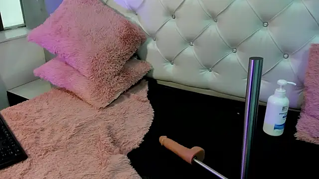 Snapshot of Cristinawhite chatting on December 1, 8:03 pm Cristinawhite online show from December 1, 8:03 pm