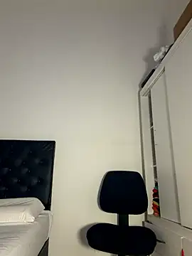 Snapshot of Romy-R-O chatting on January 13, 1:49 pm Romy-R-O online show from January 13, 1:49 pm