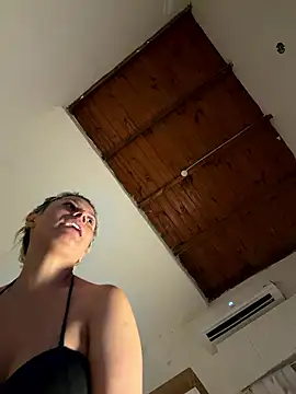 Snapshot of Romy-R-O chatting on January 16, 2:21 pm Romy-R-O online show from January 16, 2:21 pm