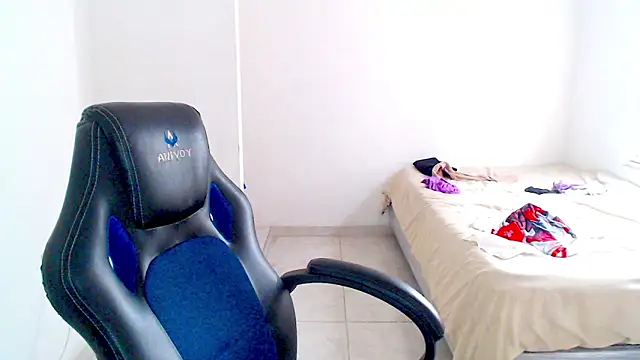 Snapshot of blumblum333 chatting on November 5, 8:20 pm blumblum333 online show from November 5, 8:20 pm