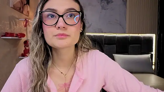 Snapshot of Im-Lola chatting on December 3, 7:56 pm Im-Lola online show from December 3, 7:56 pm