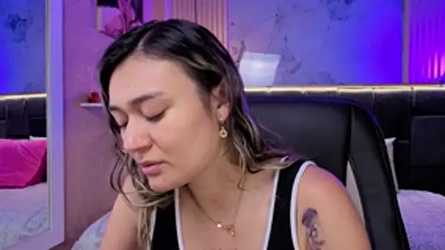 Snapshot of Im-Lola chatting on December 13, 7:53 pm Im-Lola online show from December 13, 7:53 pm