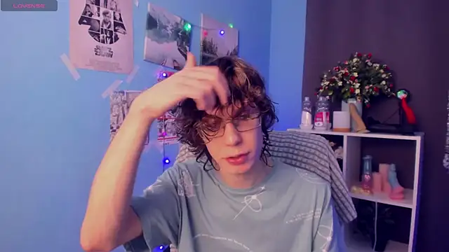 Snapshot of LeoBensyten chatting on December 17, 4:24 pm LeoBensyten online show from December 17, 4:24 pm