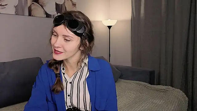 Snapshot of LauraYoungg chatting on October 30, 7:47 pm LauraYoungg online show from October 30, 7:47 pm