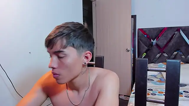 Snapshot of MollyandFher chatting on November 24, 2:22 am MollyandFher online show from November 24, 2:22 am