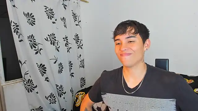 Snapshot of MollyandFher chatting on December 22, 2:19 am MollyandFher online show from December 22, 2:19 am