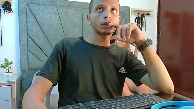 Snapshot of DamianandEva chatting on June 16, 1:25 pm DamianandEva online show from June 16, 1:25 pm