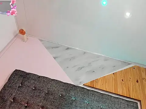 Snapshot of _tinyrose_ chatting on December 3, 7:34 pm tinyrose online show from December 3, 7:34 pm