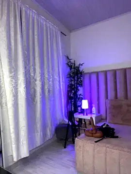 Snapshot of Natural_BIGASS_Nina chatting on December 5, 11:30 am Natural BIGASS Nina online show from December 5, 11:30 am