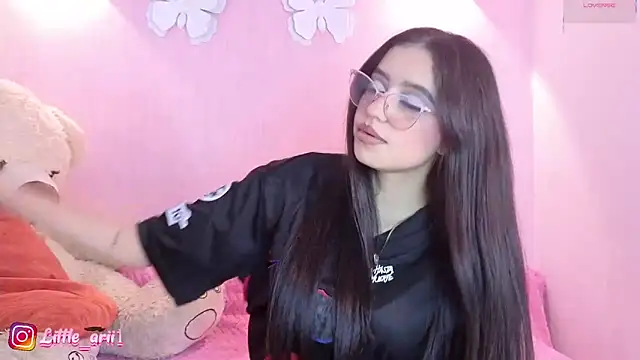 Snapshot of Little_arii chatting on May 13, 7:11 pm Little arii online show from May 13, 7:11 pm