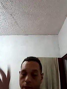 Snapshot of luiguui chatting on November 24, 10:37 am luiguui online show from November 24, 10:37 am