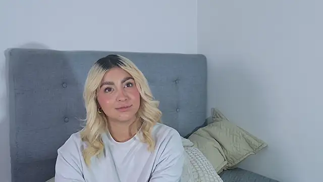 Snapshot of Elina_Hills chatting on December 3, 2:04 pm Elina Hills online show from December 3, 2:04 pm