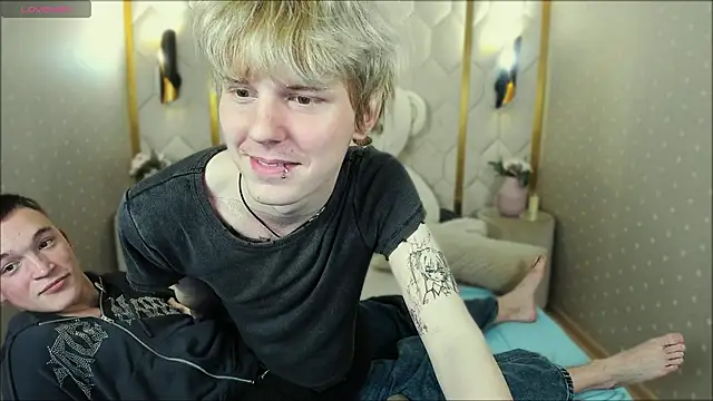 Snapshot of Kevin_Derek chatting on October 30, 2:18 pm Kevin Derek online show from October 30, 2:18 pm