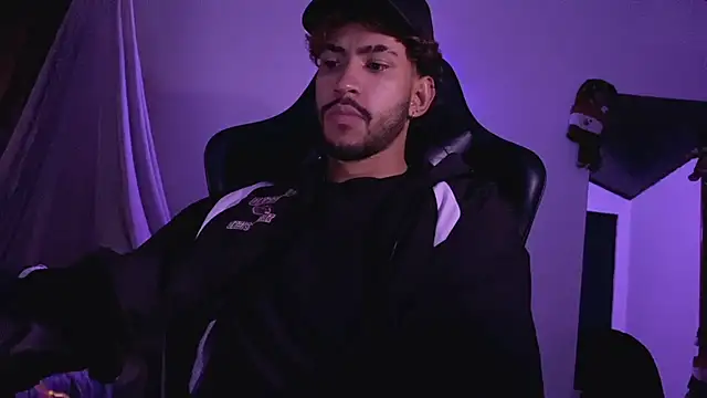 Snapshot of 3v1l chatting on November 23, 10:09 pm 3v1l online show from November 23, 10:09 pm