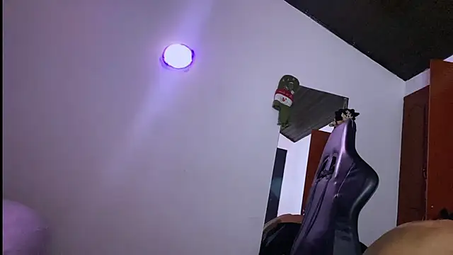 Snapshot of 3v1l chatting on December 16, 7:46 am 3v1l online show from December 16, 7:46 am