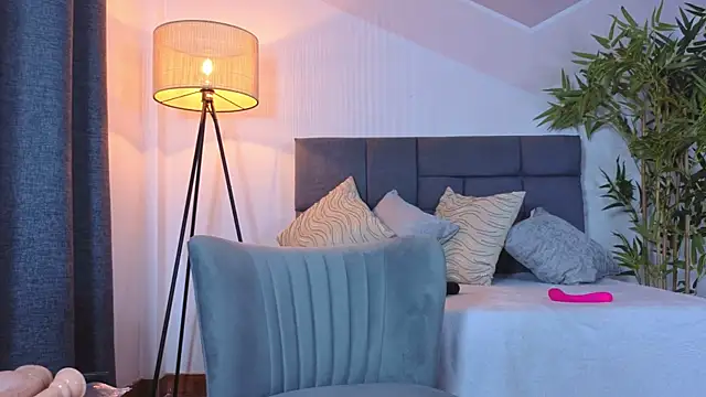 Snapshot of kinkyzoe20 chatting on November 3, 7:48 pm kinkyzoe20 online show from November 3, 7:48 pm