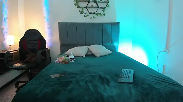 Snapshot of Lucerop_ chatting on December 19, 3:13 am Lucerop online show from December 19, 3:13 am